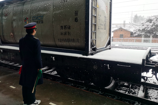 资溪站助理值班员正在岗位监视列车运行状态,确保列车运行安全